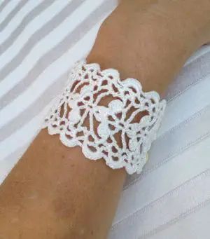 Crochet Bracelet Tutorial, Crochet Cuff Bracelet, Lace Cuff Bracelet, Crochet Bracelet Pattern, Bracelet Crochet, Wedding Cuff, Diy Bracelets Tutorials, Lace Bracelet, Crochet Wedding