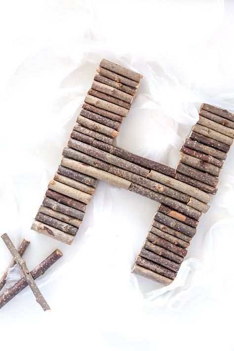 Diy Nature Decor, Diy Crafts Wood, Fillable Letters, Nature Inspired Home Decor, Stick Letters, Nature Inspired Home, Diy Home Decor For Apartments, Diy Holz, Wood Crafts Diy