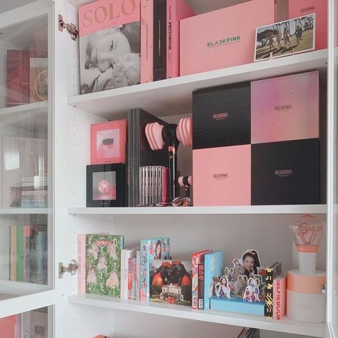 Lightstick Organization, Blink Room Decor, Kpop Albums Organization, Kpop Album Organization, Kpop Albums Shelf, Album Blackpink, Kpop Shelf, Army Room Decor, Kpop Room