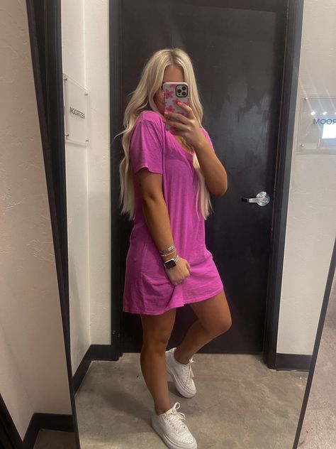 Trendy Outfits For Hairstylists, Outfits For Cosmetologist, Comfy Hair Stylist Outfit, Summer Outfits Hairstylist, Hair Stylist Outfit Summer, Comfy Hairstylist Outfit, Salon Outfit Ideas Stylists Summer, Hairstylists Outfits For Work, Hairstylist Outfits For Work Summer