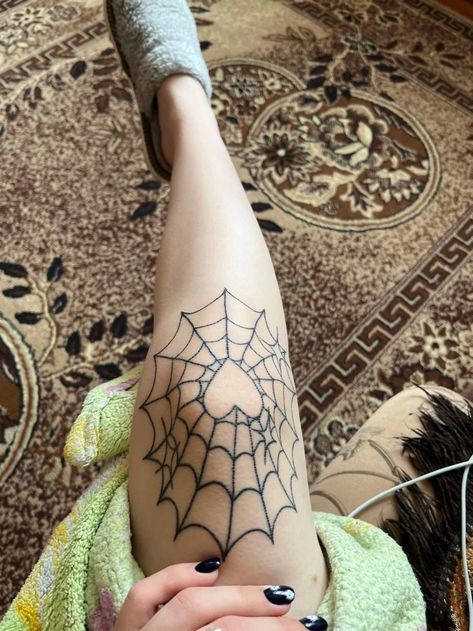 Men’s Linework Tattoo, Best Friend Tattoos Dark Aesthetic, Spider Web Tattoo On Knee, Above The Knee Tattoo Ideas Women, Things To Draw On Your Thigh, Cute Emo Tattoos, Folie A Deux Tattoo, Skeleton Knee Tattoo, Goth Knee Tattoos