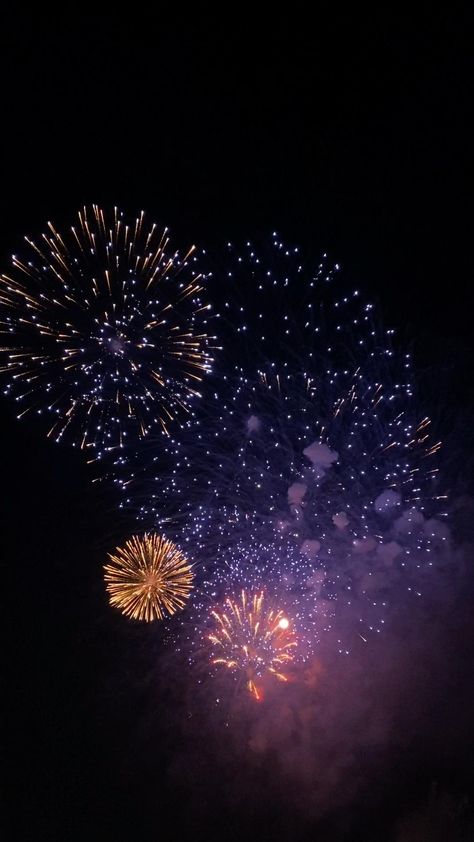 Fireworks In The Sky, Happy New Year Asethic, Fireworks Videos Night, Diwali Fireworks Photography, New Year Fireworks Videos, 2023 Ending Video, Sky Shots Diwali Video, Videos Of Fireworks, Fire Works Aesthetic