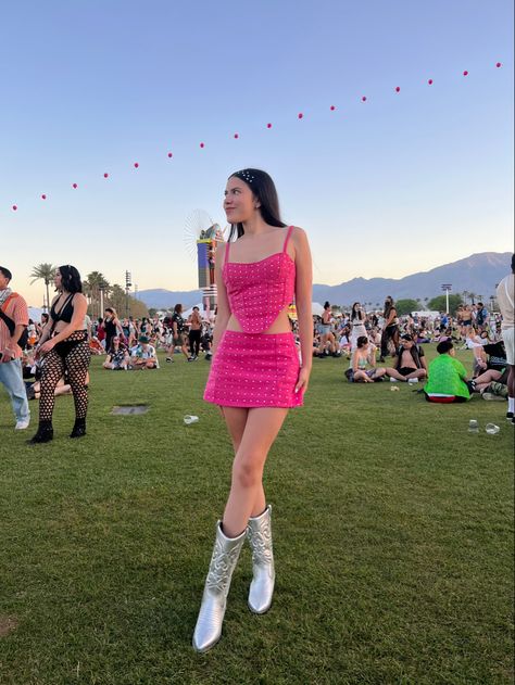 Ig:salmaximenaa pink outfit pink Coachella outfit glitter outfit Pink Music Festival Outfit, Neon Pink Festival Outfit, Coachella Outfit Glitter, Pink Coachella Outfit, Festival Outfits Pink, Pink Concert Outfit Ideas, Pink Festival Outfit, Pink Concert Outfit, Pop Concert Outfit