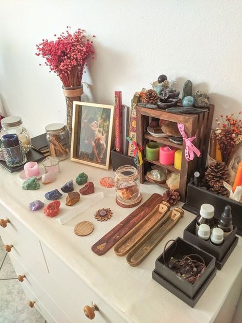 Spiritual Altar Ideas, Crystal Room Decor, Spiritual Room, Spiritual Altar, Witchcraft Altar, Witch Room, Meditation Room Decor, Crystal Room, Healing Room