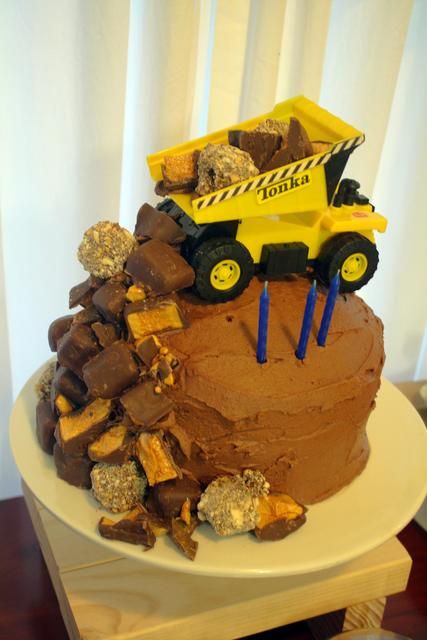 Photo 2 of 12: Construction / Birthday ""Olando's 3rd Birthday Construction Party"" | Catch My Party Dump Truck Birthday Cake, Dump Truck Cakes, Chocolate Dump, Rodjendanske Torte, Truck Birthday Cakes, Chocolate Rocks, Construction Cake, Bar Cake, Truck Cakes