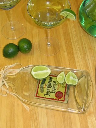 23+ Fascinating Ways To Reuse Glass Bottles Into DIY Projects Creatively Flatten Bottles, Wine Bottle Crafts, Upcycled Crafts, Crafty Craft, Crafty Diy, Craft Time, Craft Shop, Serving Trays, Diy Projects To Try