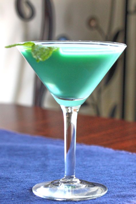 Creme De Menthe Drinks, Grasshopper Drink Recipe, Mint Drink Recipe, Grasshopper Drink, Grasshopper Cocktail, Mardi Gras Drinks, Mint Milkshake, Green Grasshopper, Mint Drink