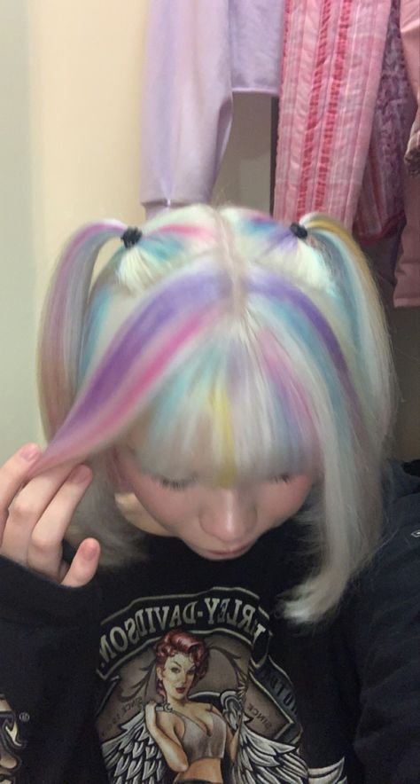 Kawaii Blonde Hair, Pastel Cotton Candy Hair, White And Rainbow Hair, Kawaii Hair Dye Ideas, Kawaii Hair Color Ideas, Pastel Goth Hair Colors, Split Dyed Hair Color Ideas, Creative Hair Dye Ideas, White And Rainbow Aesthetic