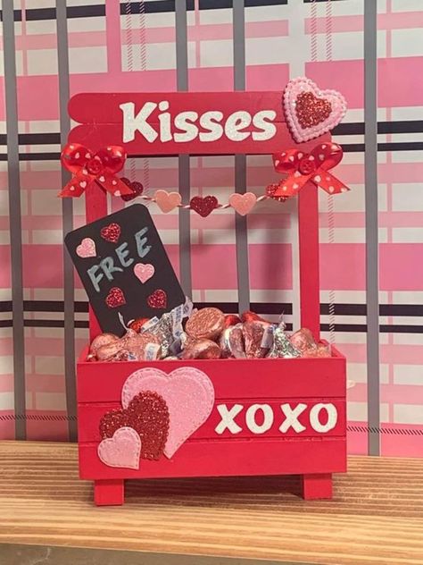 Valentine Wood Crafts, Saint Valentin Diy, Valentines Bricolage, Handmade Aesthetic, Easy Valentine Crafts, Diy Valentine's Day Decorations, Diy Valentine's Day, Valentines Crafts, Diy Valentines Decorations