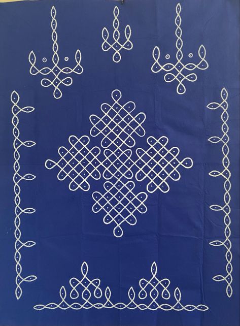 Kolam Design On Wall, Backdrop Painting Ideas, Kolam Backdrop Decor, Wall Rangoli Design, Kolam On Wall, Kolam Wall Decor, Sikku Kolam Border Designs, Border Kolam Design, Kolam Painting