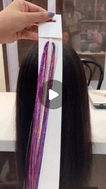 Hair Tinsel Brunette Ideas, Hair Tensil Black Hair, Tinsel Hair Tutorial, Hair Tensil Blonde, How To Put Tinsel In Hair, Hair Tinsel How To Put In, Hair Tinsel Hairstyles, Atebas Hair, Braids With Tinsel