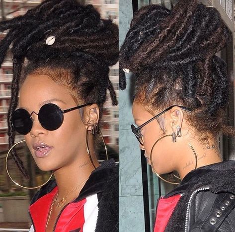 #rihanna  You would never guess that this faux locs protective style was done using yarn wraps. The result speaks for itself. This is an amazing hairstyle tutorial. Rihanna Faux Locs, Rihanna Dreads, Rihanna Dreadlocks, Faux Locs Tutorial, Locs Tutorial, Faux Dreads, Hairstyle Videos, Faux Locs Hairstyles, Protective Style