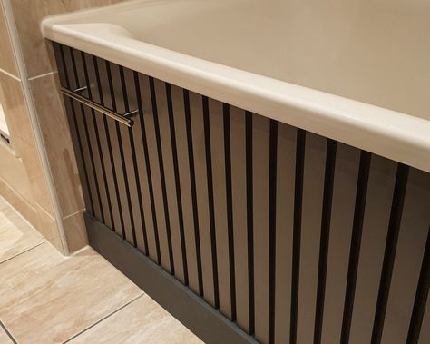 One of our customers used our cut to size slatted panelling to replace tiles on his bath panel and we are loving it! What a great idea! 🛀 Black Bath Panel Ideas, Wood Panel Bath, Bathtub Panel Ideas, Wood Panelling In Bathroom, Wood Bath Panel, Bath Side Panel Ideas, Black Bath Panel, Diy Bath Panel, Bath Panelling