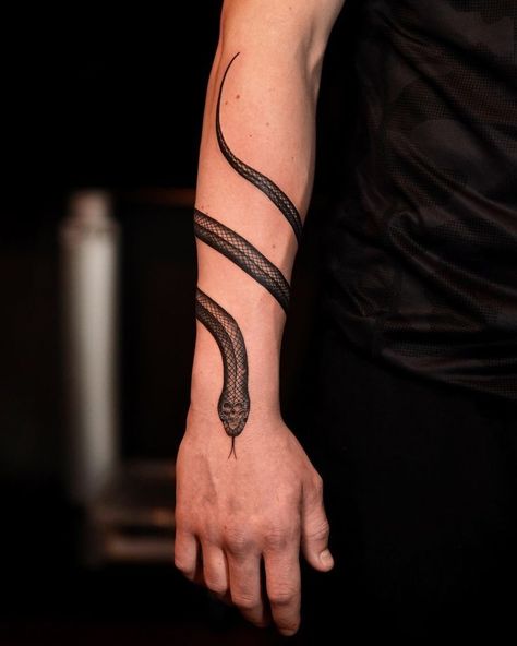 Snake Tattoo Design Traditional, Snake Tattoo Simple, Rose And Snake Tattoo, Snake Around Arm Tattoo, Simple Snake Tattoo, Tattoo Design Traditional, Tattoo Designs Traditional, Rattlesnake Tattoo, Black Snake Tattoo