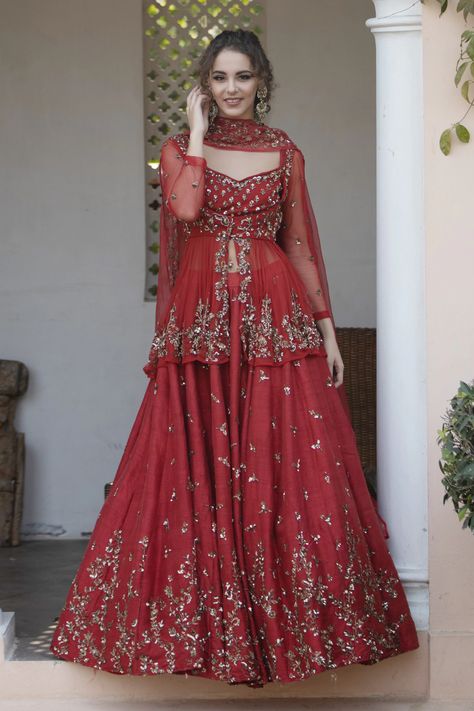 Silk Bridal Dresses, Beautiful Lengha Design, Paplon Design Lehenga, Long Blouse For Lehenga, Long Choli Blouse Design, Roka Outfits For Bride, Party Wear Lehenga Pakistani, Pakistani Lehenga Designs, Lehenga With Long Blouse