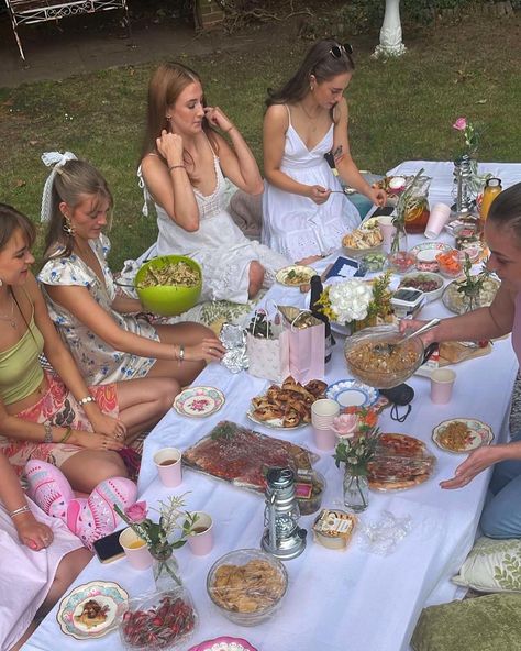 Back garden picnic party. #gardenparty #picnicideas #picnicfoodideas #aesthetic #summeraesthetic #friends #cottagecore #birthdaypartyideas #matildadjerf #food #diyideas #diy Backyard Picnic Party Aesthetic, Aesthetic Picnic Birthday Party, Garden Picnic Birthday Party, Garden Party Cottagecore, Picnic Summer Aesthetic, Pastel Picnic Aesthetic, Fancy Picnic Party, Floral Picnic Aesthetic, Garden Birthday Party Activities