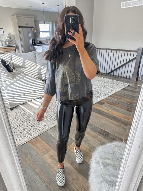 Band Tee Outfits Fall, Leather Leggings Outfit Spring, Fishnet Leggings Outfit, Vans Slip Ons Outfit, Oversized Band Tee Outfits, Patent Leather Leggings Outfit, Moto Leggings Outfit, Outfit Leather Leggings, Slip Ons Outfit