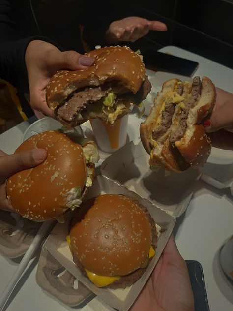 Fast Food Aesthics, Burger Night Aesthetic, Burger Restaurant Aesthetic, Burger Place Aesthetic, Burger Asthetic Picture, In And Out Burger Aesthetic, Food Night Aesthetic, Aesthetic Takeout, Burgers Aesthetic