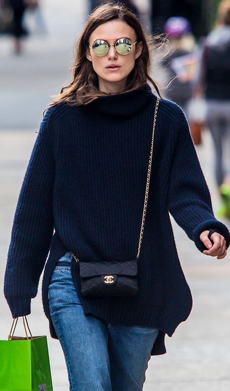 Keira Knightley By Purse Blog Chanel Mini Classic Flap Crossbody Bag Fall Street Style Inspo Mochila Louis Vuitton, Keira Knightley Style, Chanel Street Style, Chanel Mini Flap Bag, Chanel Crossbody, Street Style Bags, Mini Classic, Chanel Mini, Keira Knightley