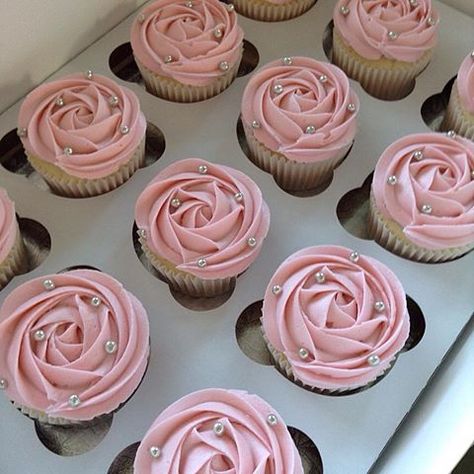 Easy Pink Cupcake Ideas, Light Pink Cupcakes With Gold, Light Pink And White Cupcakes, Cupcake Sweet 16, Pink Rosette Cupcakes, Pink Bridal Shower Cupcake Ideas, Fancy Pink Cupcakes, Pink Aesthetic Cupcakes, Pastel Pink Cupcakes