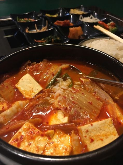 Korean Eating Food, Delicious Korean Food, Asian Food Aethstetic, Kimchi Aesthetic, Home Made Kimchi, Kimchi Jigae Recipe, Korean Food Aethstetic, Korean Food Cooking, Cooking Korean Food