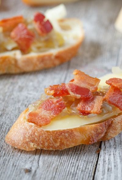 PIN FOR LATER: Check out these four creative crostini recipes...Our favorite has Bacon (of course)! These make for great party or tailgating appetizers. Bacon Crostini, Rv Snacks, Brie Cheese Appetizer, Melted Brie, Cheese Crostini, Brie Appetizer, Crostini Appetizers, Crostini Recipes, Easy To Make Appetizers