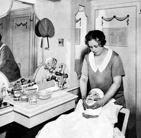 Having a facial in 1928 doesn't look so different from today! Elizabeth Arden salon in David Jones Vintage #spa and #salon #beauty Vintage Skincare, Vintage Beauty Salon Photography, 1950s Beauty Salon, 1950s Skincare, Edwardian Hair Care, Old Hollywood Makeup, Elizabeth Arden Skincare, Vintage Beauty Salon, Old Scool