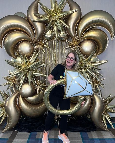 POP! Designs & Creations on Instagram: "How gorgeous is this backdrop designed by @melrheaballoons ? Perfect for holiday parties and more!!" Mascarade Party, Balloons Art, Engagement Balloons, Balloons Galore, Balloon Crafts, Balloon Arches, Backdrop Ideas, Happy Retirement, Balloon Backdrop