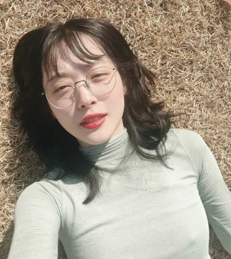 Beautiful Friend Quotes, Sulli Choi, Girl Artist, Pretty Angel, Peach Blossoms, Just Girl Things, Kpop Girls, Cool Girl, My Girl