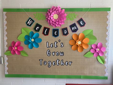 Bulletin board; back to school Welcome Back To School Bulletin Boards Preschool Decorating Ideas, Daisy Bulletin Board Ideas, Welcome Back To School Bulletin Ideas, Boletin Board Ideas Decoration, Bulettin Board Designs, Welcome Spring Bulletin Boards, Welcome Notice Board Decoration, Welcome To School Board Decoration, Welcome Board For Classroom