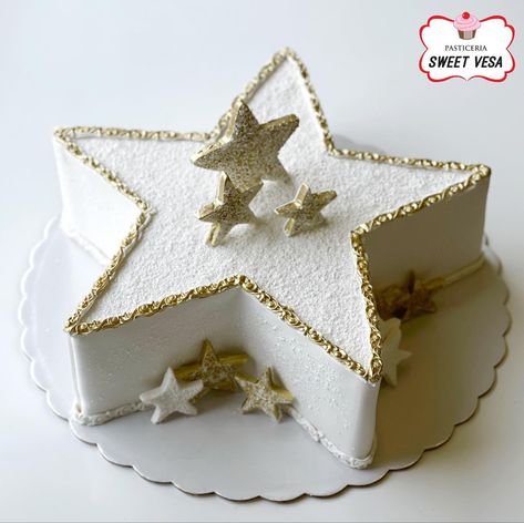 Star cake gold Star Shaped Birthday Cake, Star Cake Birthday, Christmas Entremet, Star Themed Cake, Nye Cake, Star Shaped Cake, 8th Birthday Cake, Star Cake, Cale Henituse