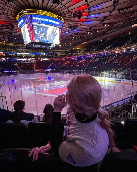 Rangers Game Outfit Hockey, Hockey Game Pictures Ideas, Ny Rangers Game Aesthetic, Nj Devils Game Outfit, Hockey Game Instagram Pictures, Nhl Wag Aesthetic, Hockey Fan Outfit, Hockey Aestethic, Hockey Game Pictures