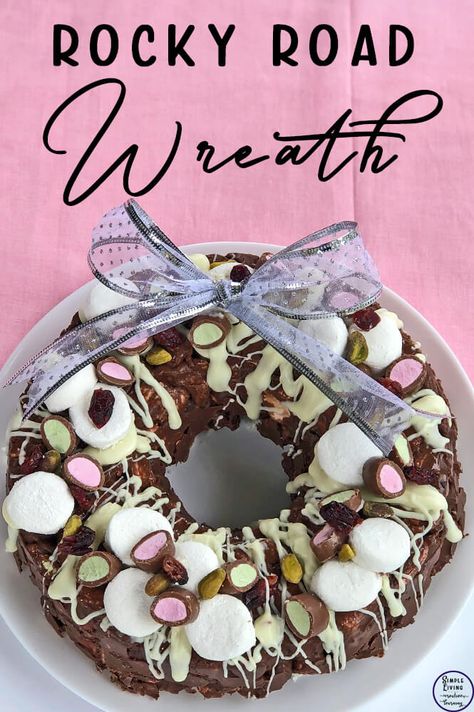 Rocky Road Wreath, Christmas Traybakes, Christmas Tray Bakes, Edible Centrepiece, Christmas Rocky Road, Christmas Supper, Xmas Foods, Christmas Desert, Sweet Business