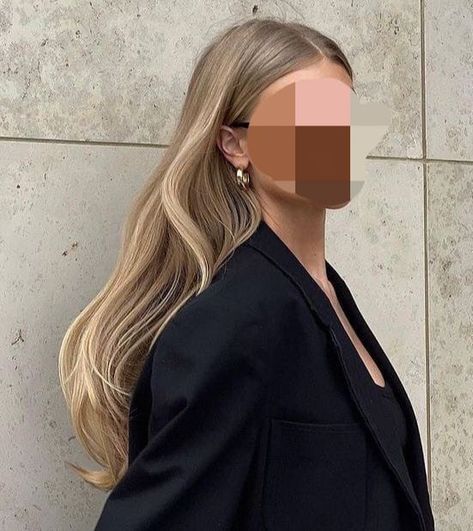 Blond Hair Babylights, Long Beige Blonde Hair, Dark Blonde 2023, Dark Blonde Hair Babylights, Dark Creamy Blonde Hair, Piecey Blonde Highlights On Brown Hair, Blonde Balayage No Money Piece, Dark Blonde Hair 2023, Rooty Beige Blonde