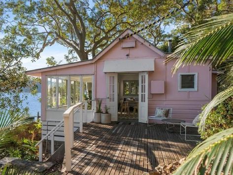 Pretty in pink — 181 Riverview Rd, Avalon Beach. Beach House Tour, Craftsman Style Homes, Surf Shack, Beach Shack, House Sitting, Beach House Style, Beach Cottage Decor, Craftsman Bungalows, Pink House