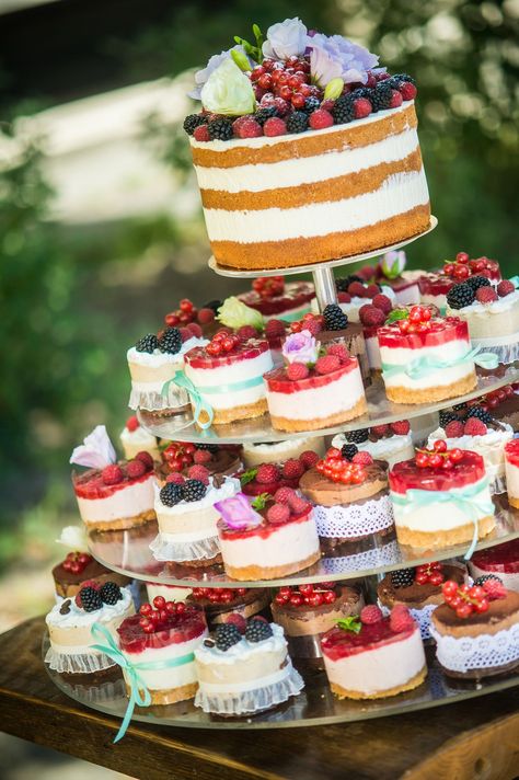 Wedding Fruit Cake, Pastel Individual, Birthday Cake Fruit, Vintage Pasta, Cheesecake Wedding Cake, Wedding Cheesecake, 50th Anniversary Cakes, Colorful Wedding Cakes, Cake Birthday Cake