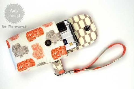 This camera case is perfect for your small point and shoot camera. The case is fully lined, and padded using fusible fleece to protect your camera from bum Camera Case Pattern, Camera Tutorial, Camera Pouch, Camera Ideas, Phone Bling, Cute Camera, Textile Projects, Small Sewing, Sewing Tutorials Free