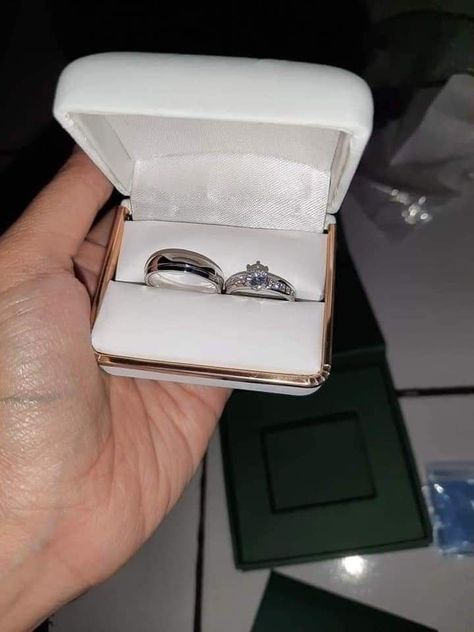 Pap Lamaran, Cincin Tunangan Aesthetic, Cute Couple Video, Broken Iphone Screen, Couple Status, Cute Promise Rings, Fake Ft Call, Couple Ring Design, Credit Card App