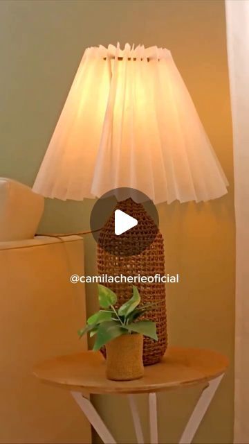 Camila Andrade| Imagem, estilo e DIY on Instagram: "Olha só que ideia incrível que dá para fazer usando materiais que você encontra dentro de casa.  Materiais : Arame galvanizado; Fita para encapar; Palito de churrasco; Argola de madeira; Garrafa de suco; Papel manteiga.  #homesweethome #art #doityourself #dıy #decore #diyhome #diyideas #homedecor #diydecor #homedecor #abajur #decoredecor" Homemade Lamps, Beautiful Table Lamp, Homemade Tables, Handmade Lamps, Instagram Diy, Diy Lamp, Recycled Crafts, Crafty Diy, Craft Time