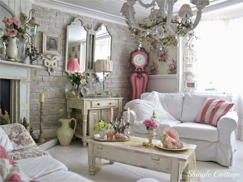 Se le atmosfere shabby chic della Francia del sud vi hanno affascinato ed immaginate per il vostro open space un arredo in stile provenzale, troverete in questo articolo indicazioni su come organizzare gli spazi, sulla scelta dei colori e degli elementi di arredo. Uno spazio unico per diverse funzioni non è sempre facile da progettare. Proviamoci insieme
Stile provenzale nella cucina salone, come ricrearlo? Un elemento fondamentale è… Camera Shabby Chic, Muebles Shabby Chic, Shabby Chic Interior Design, Styl Shabby Chic, Decoration Shabby, Cottage Shabby Chic, Shabby Chic Living, Chic Interior Design, Country Cottage Decor