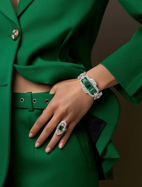 Creative Jewelry Photography, Graphic Style, Photoshoot Inspo, Green Jewelry, Aesthetic Women, Jewelry Model, Jewelry Photography, Fashion Images, Creative Jewelry