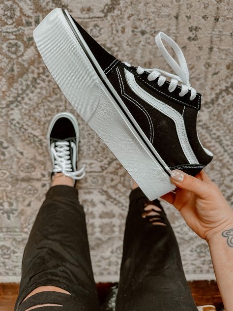 Platform Vans Outfit, Black Platform Vans, Vans Platform Sneakers, Old Skool Stackform, Vans Platform, Band Tee Outfits, Black Platform Sneakers, Vans Old School, Platform Vans