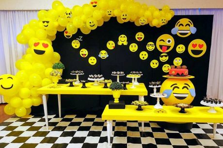 Emoticon Party, Emoji Decorations, Emoji Cake, Emoji Birthday Party, Backyard Birthday Parties, Backyard Birthday, Emoji Party, Emoji Birthday, Cheap Party