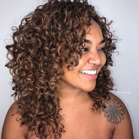 Natural curls in cute chestnut brown. We can't get enough of this chestnut brown hair creation by Wella Passionista Nadria. Curly Hair Latina, Naturally Curly Hair Updo, Curly Hair Color Ideas, Curly Hair Color, Curly Highlights, Long Natural Curly Hair, Chestnut Brown Hair, Short Natural Curly Hair, Bombshell Hair