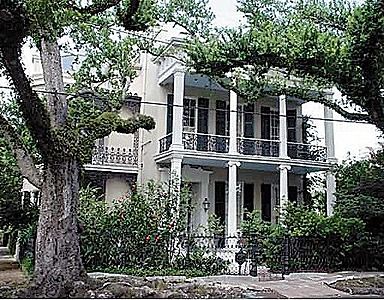 Lower Garden District Home more modest size but still the beautiful galleries. Estilo Charleston, New Orleans Mansion, New Orleans Garden District, Southern Mansions, Southern Plantations, Antebellum Homes, Between Two Worlds, New Orleans Homes, New Orleans Travel