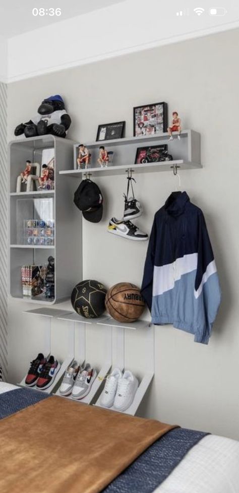 Athletic Room Aesthetic, Athlete Room Aesthetic, Sporty Aesthetic Room, Sport Room Ideas, Sporty Room, Vibey Rooms, Mens Room Decor, Mens Bedroom Decor, Hypebeast Room