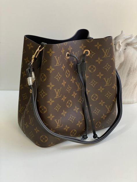 Tas Louis Vuitton, Aesthetic Bags, Bag Obsession, Designer Purses, Ladies Handbags, Purses Designer, Vuitton Bag, Winter Looks, Designer Handbags