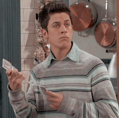 Justin Russo, David Henrie, Wizards Of Waverly, Celebrity Style Icons, Wizards Of Waverly Place, Waverly Place, Iconic Characters, Disney Channel, Celebrities Male