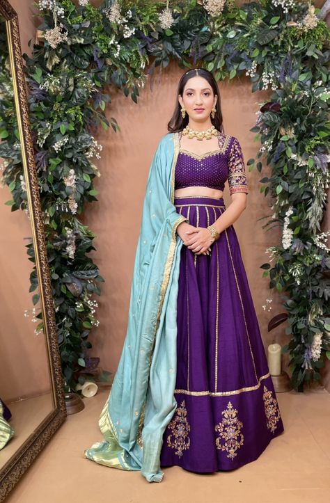 Chaniyacholi Colour Combination, Purple Lehnga Design, Chaniya Choli Colour Combination, Wine Colour Lehenga Color Combos, Purple Chaniya Choli, Contrast Colour Combination, Gujarati Saree, Lengha Blouse Designs, Long Blouse Designs