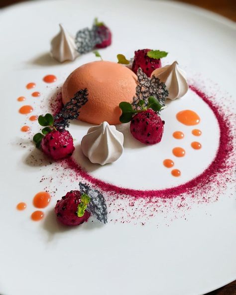 Contemporary Dessert Plating, Fine Dining Desserts Michelin Star, Plated Dessert Ideas, Dessert Plating Presentation, Dessert Plating Ideas Fine Dining, Cheesecake Plating Ideas, Dessert Presentation Ideas, Plated Desserts Fine Dining, Dessert Plating Ideas